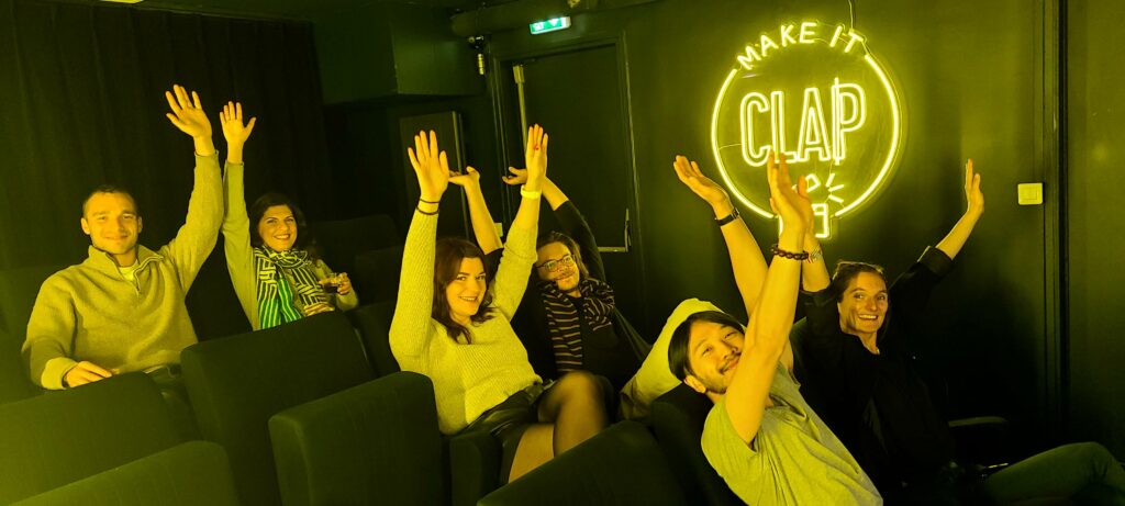 Découvrez-le team building annuel de PIE chez Make it Clap, un studio parisien où l’équipe s'est amusée à doubler des films et à présenter des JT humoristiques. Une expérience immersive, ludique et conviviale !